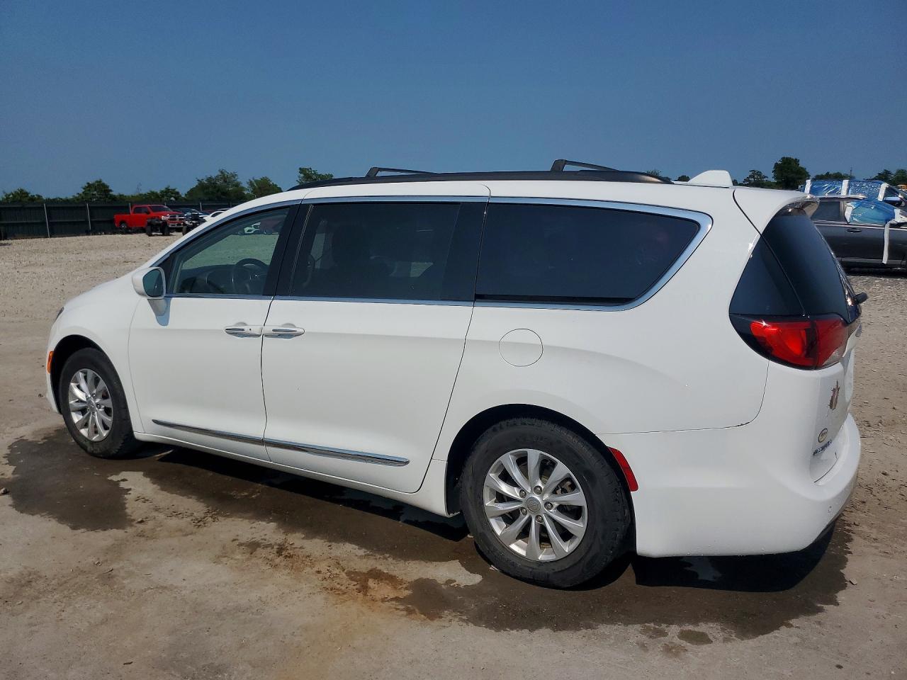2017 Chrysler Pacifica Touring L - Image 2