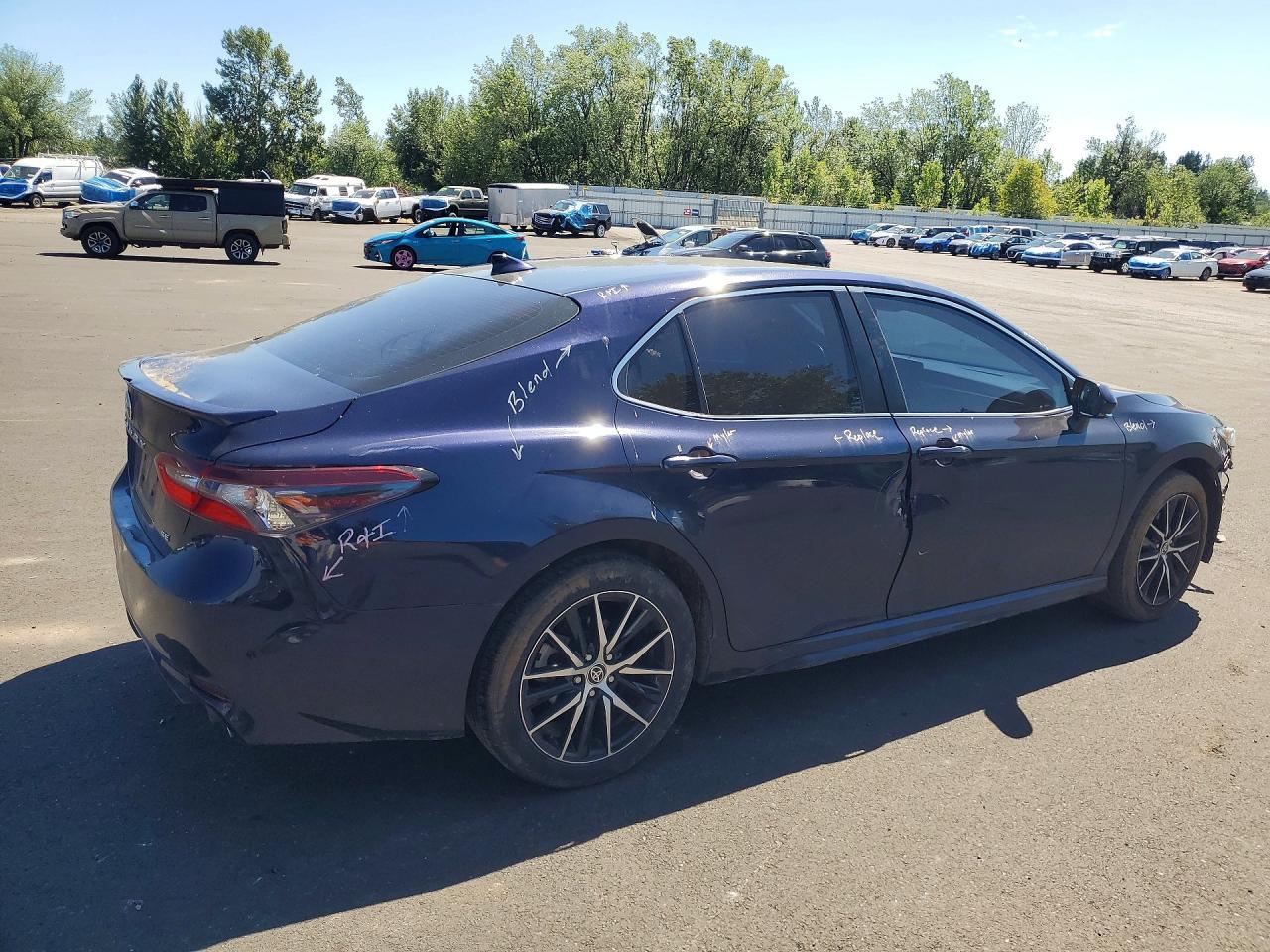 2022 Toyota Camry Se - Фото 3