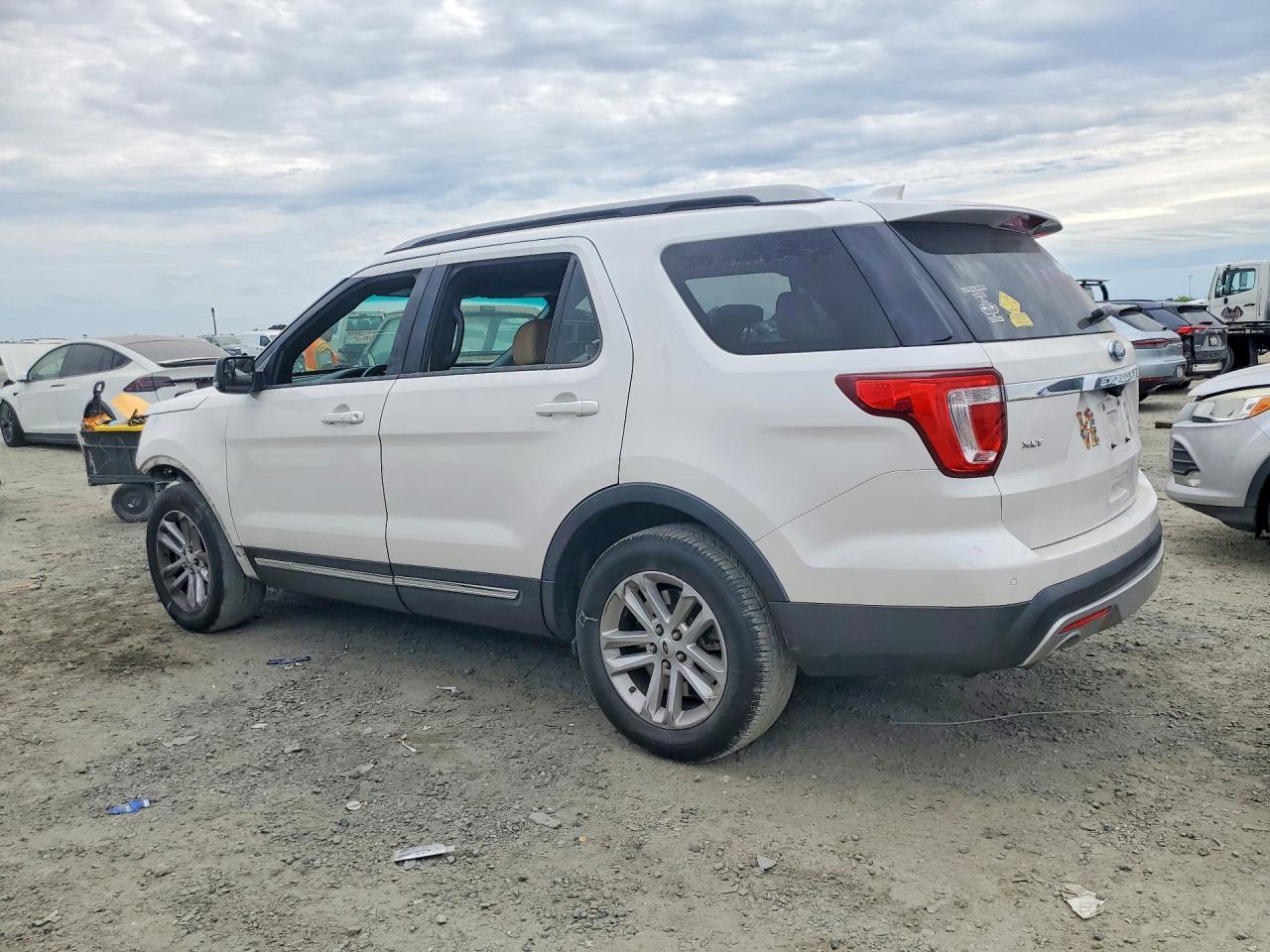 2016 Ford Explorer Xlt - Фото 2