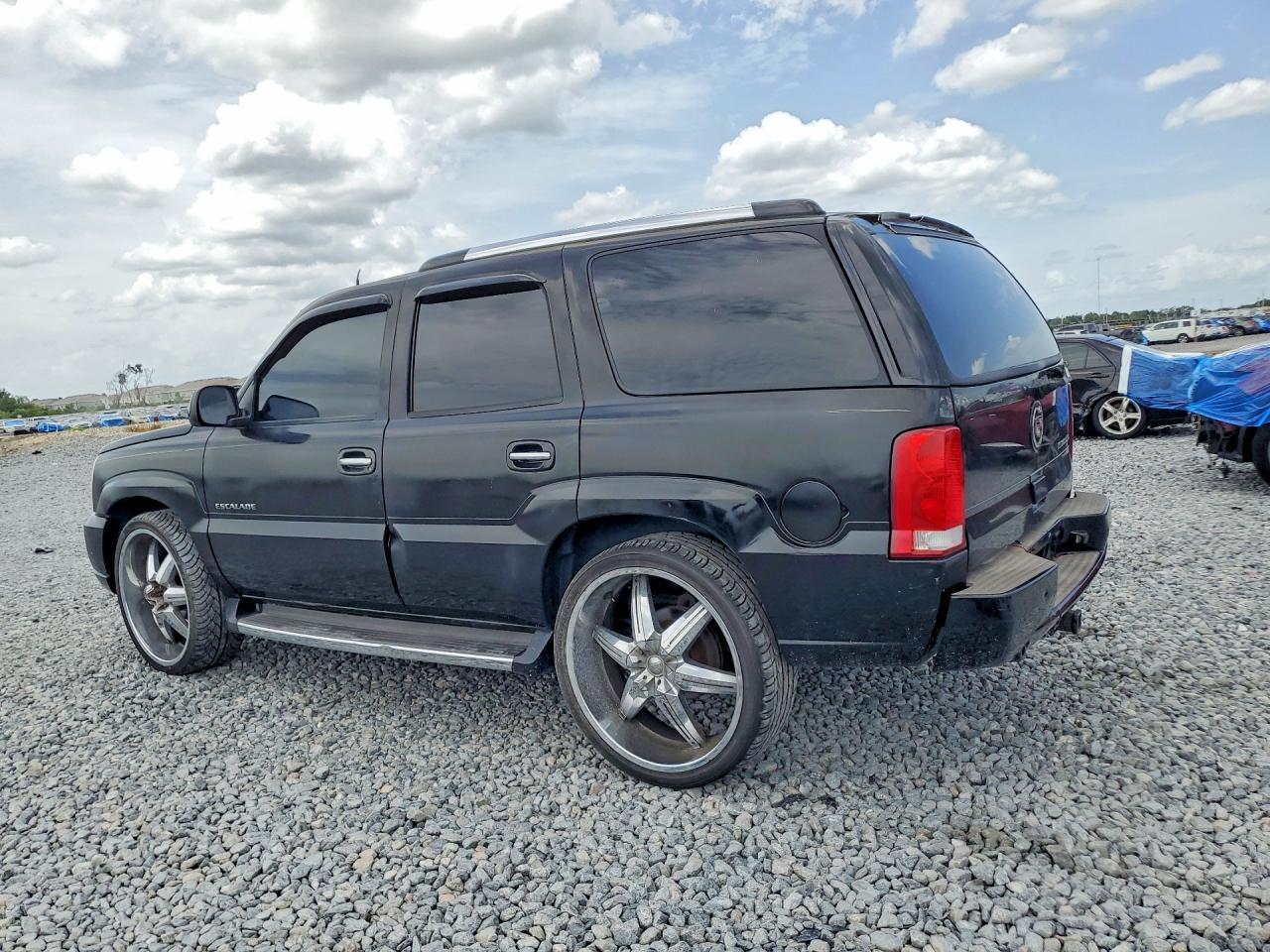2004 Cadillac Escalade Luxury - Image 2