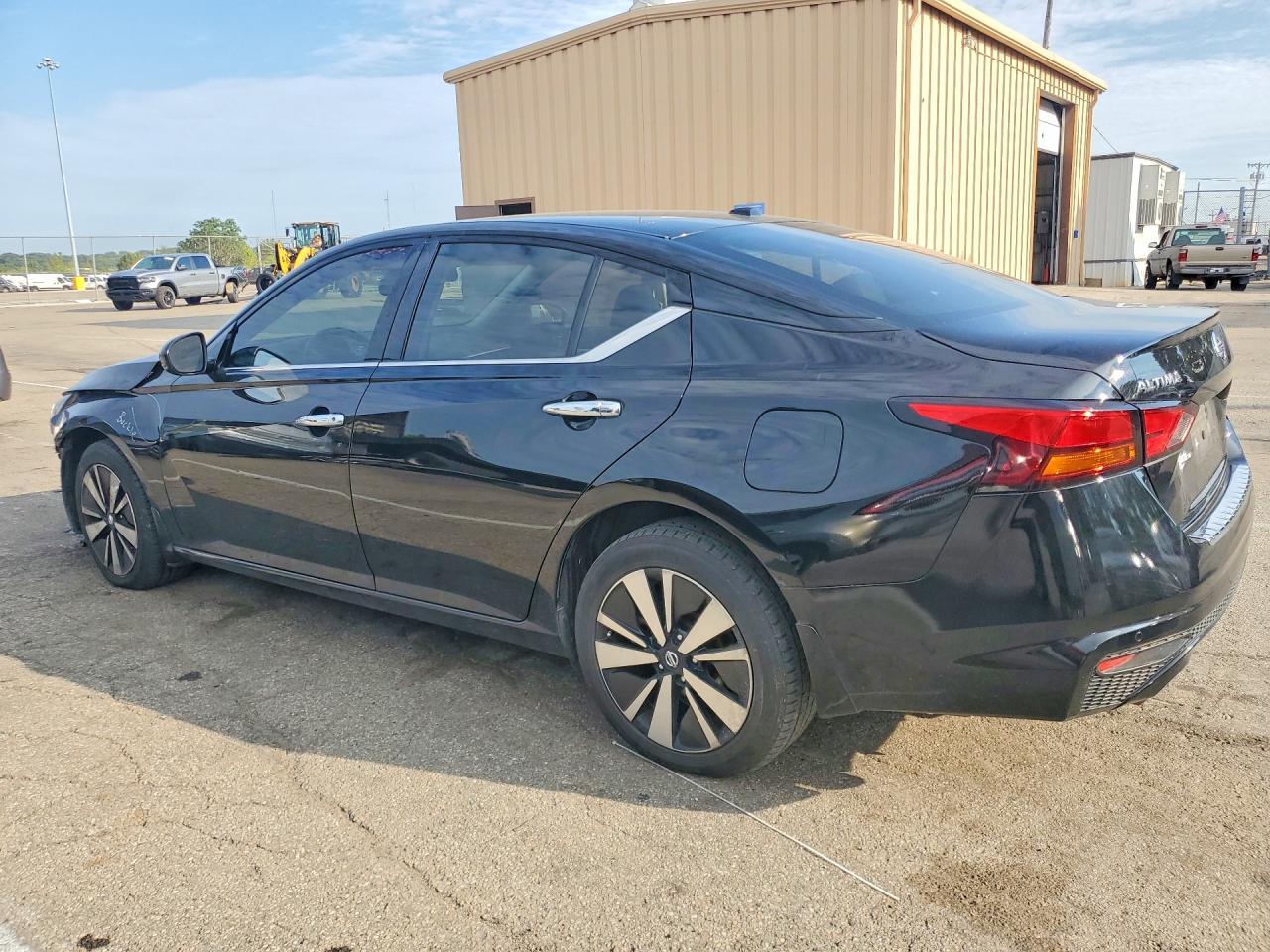 2019 Nissan Altima Sl - Image 2