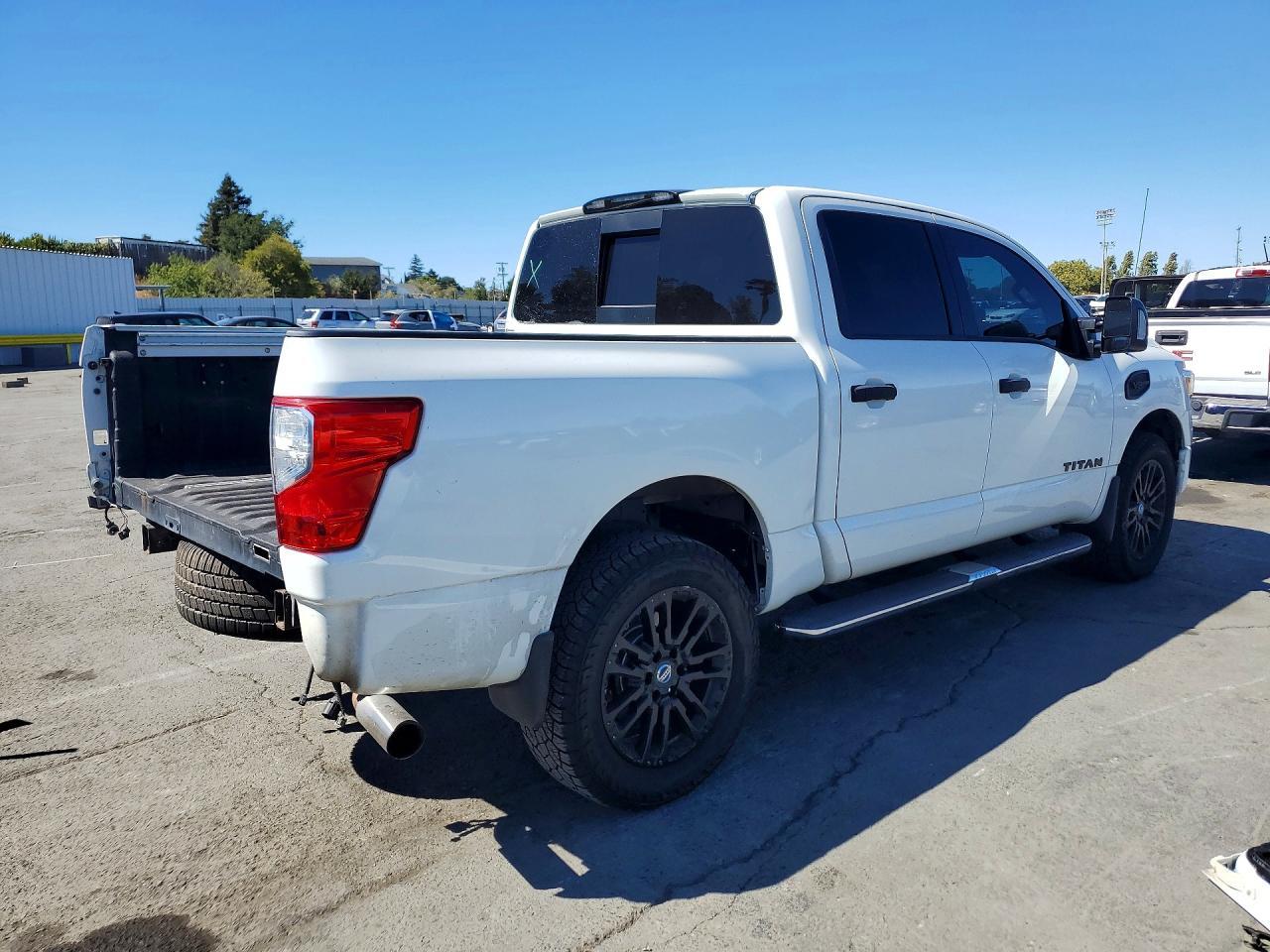 2017 Nissan Titan - Image 3