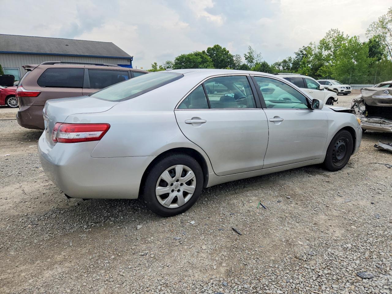 2010 Toyota Camry Le - Фото 3