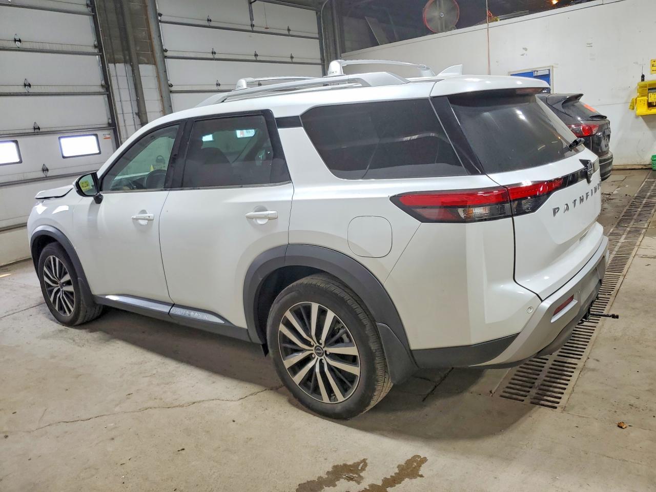 2025 Nissan Pathfinder Platinum - Фото 2