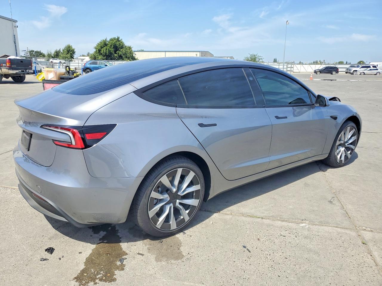 2026 Tesla Model 3 - Фото 3