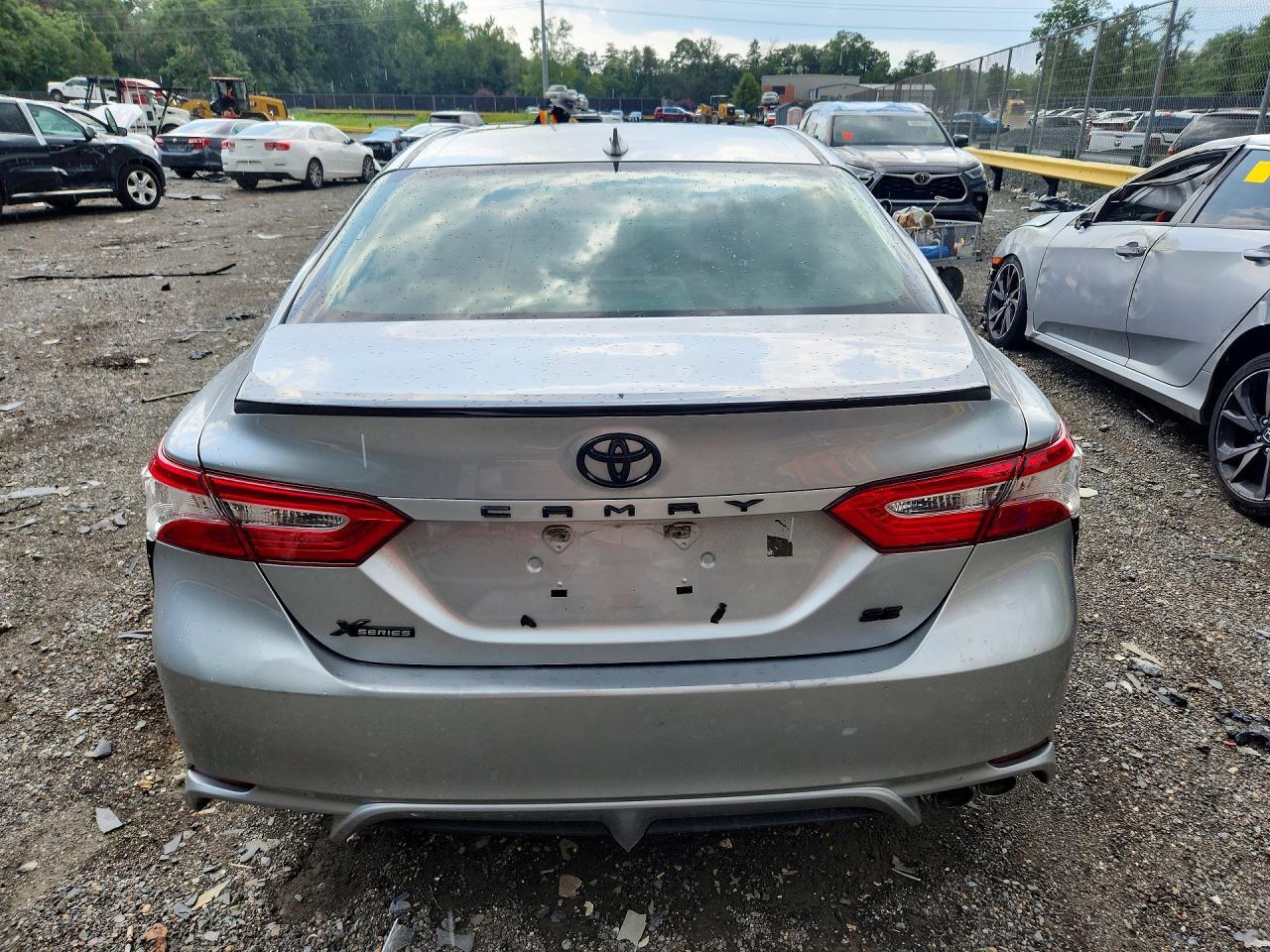 2020 Toyota Camry Se - Фото 6