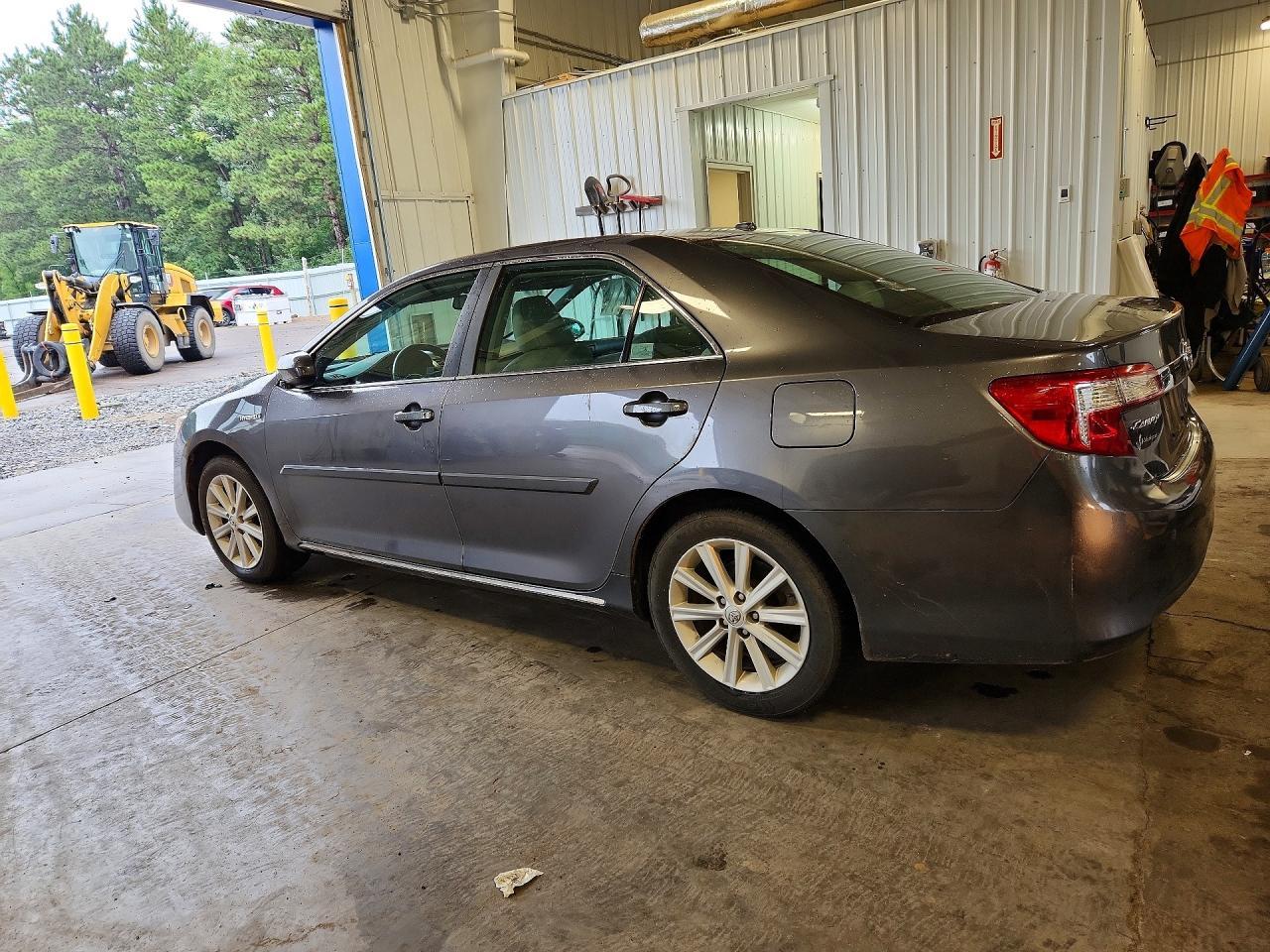 2014 Toyota Camry Hybrid Xle - Image 2