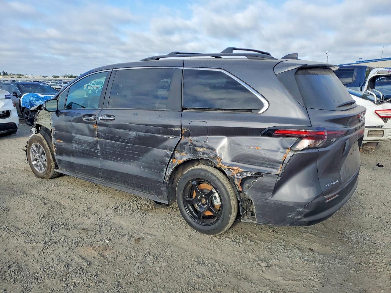 2025 Toyota Sienna Xle 7-Passenger - Фото 2