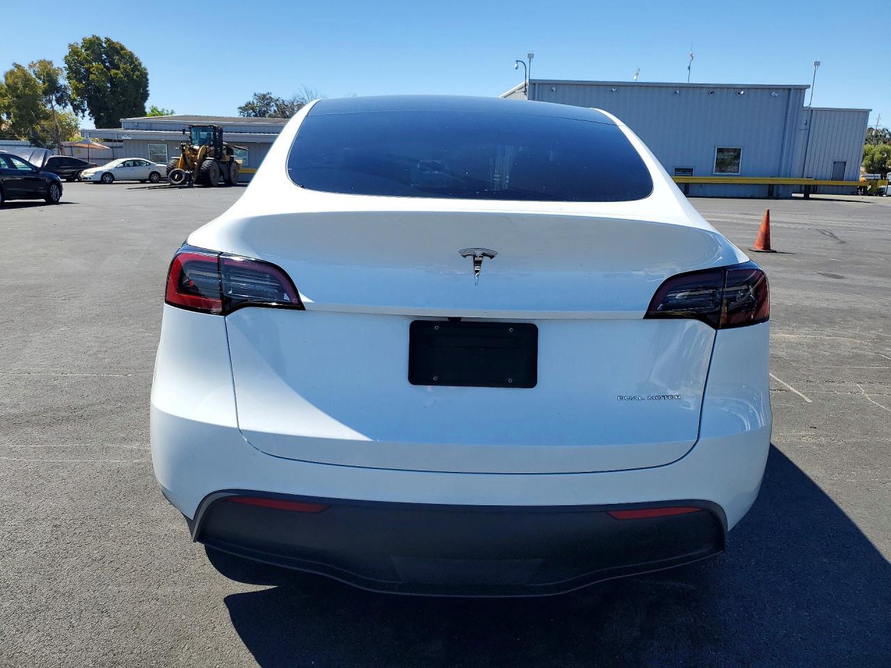 2025 Tesla Model Y - Image 6