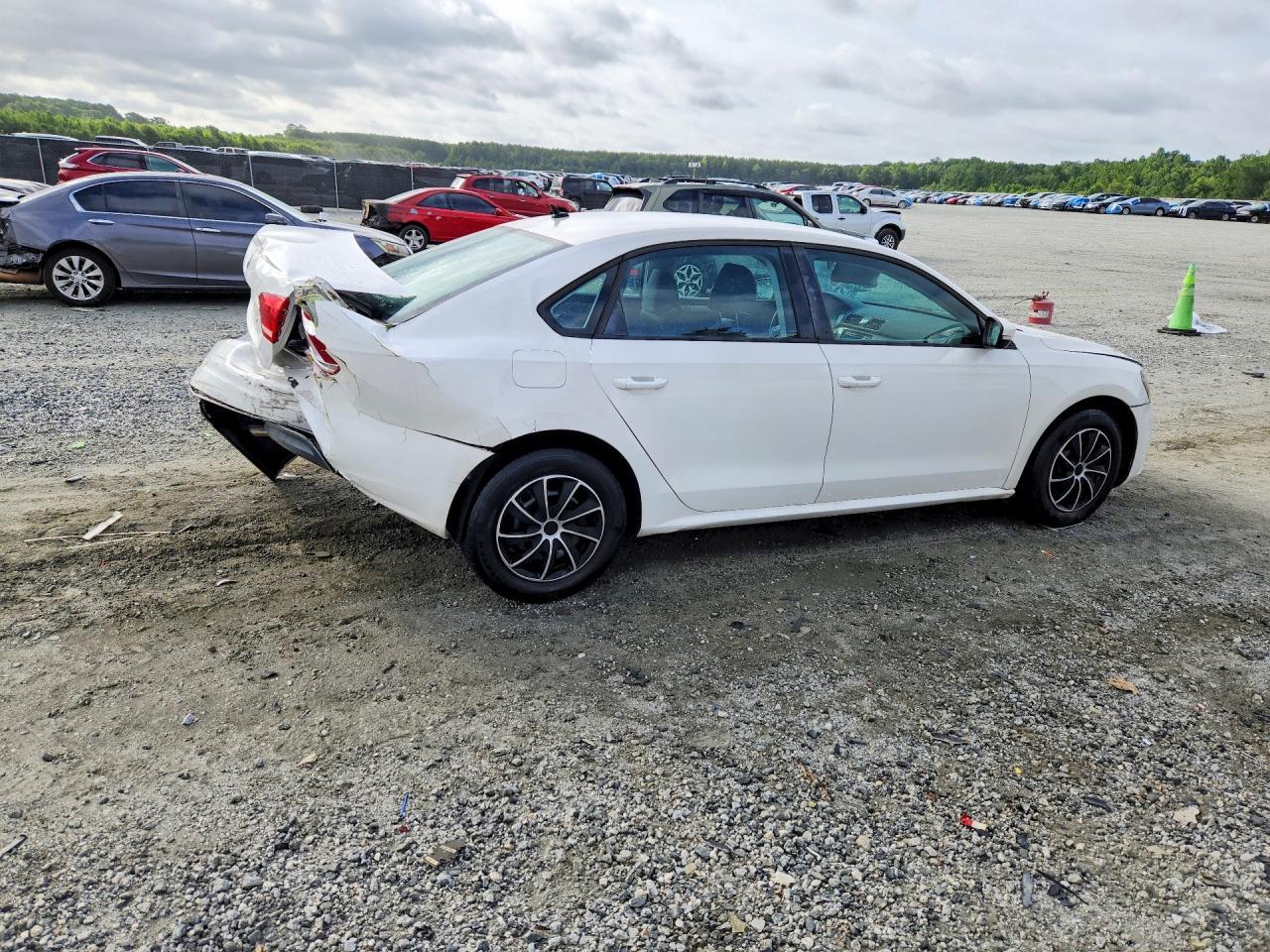 2014 Volkswagen Passat S - Фото 3