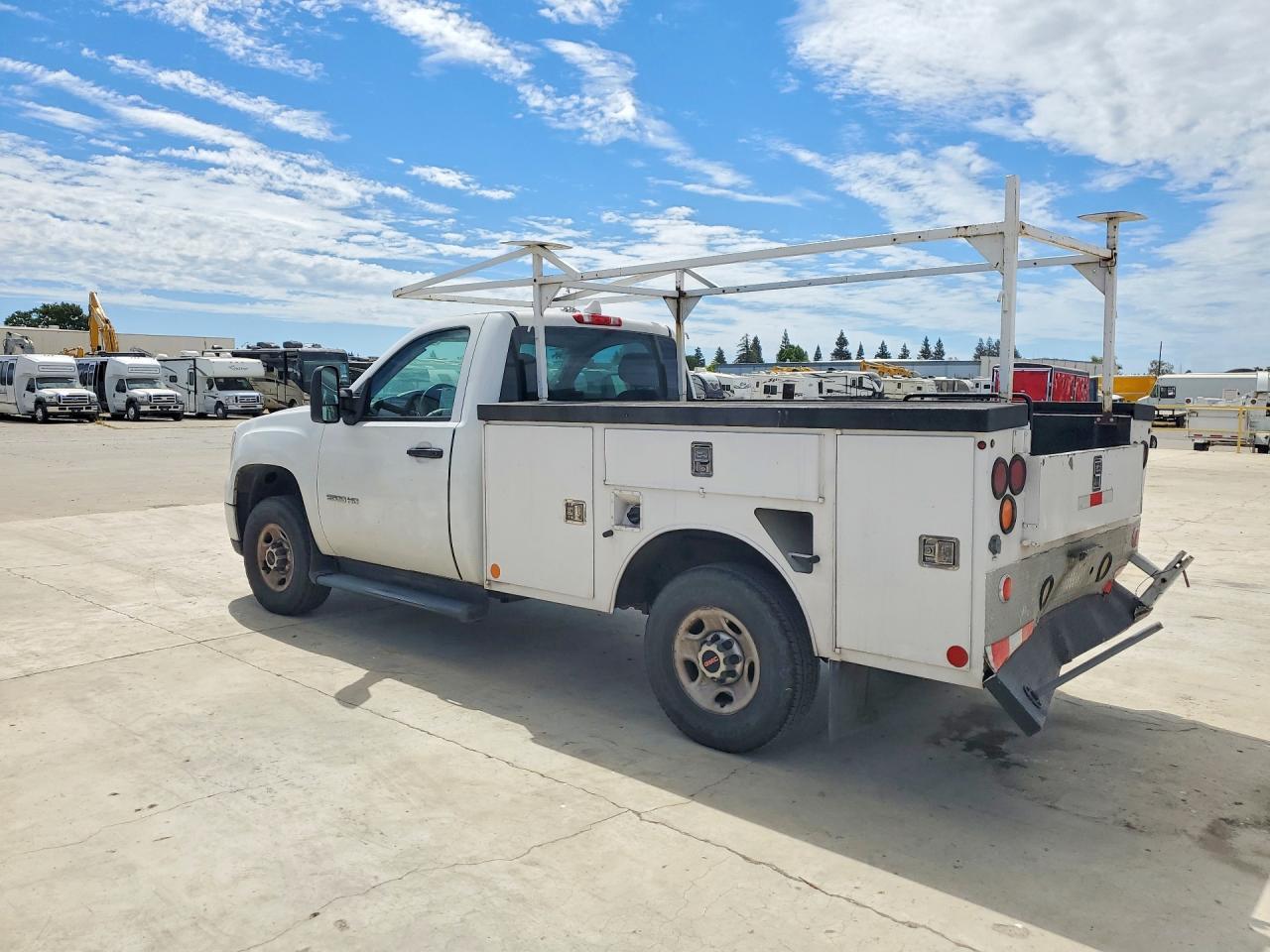 2010 GMC Sierra C2500 Heavy Duty - Image 2
