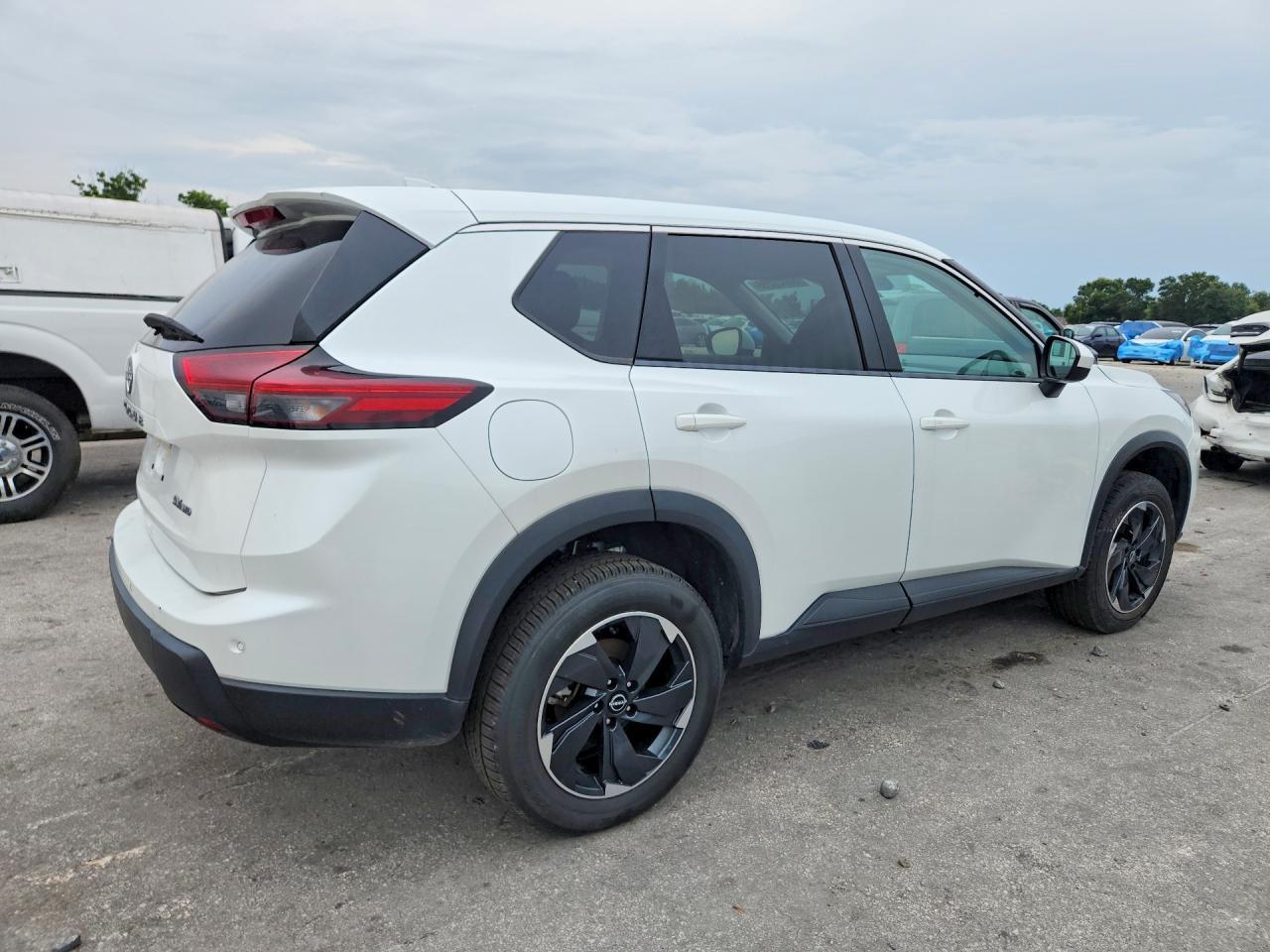 2024 Nissan Rogue Sv - Image 3