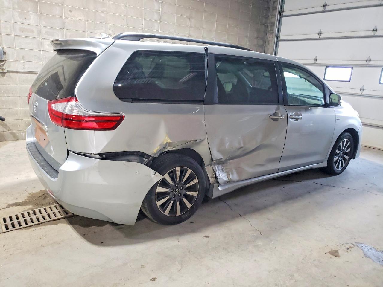 2019 Toyota Sienna Limited Premium 7-Passenger - Image 3