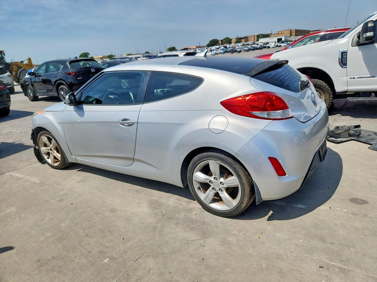 2015 Hyundai Veloster Base - Фото 2