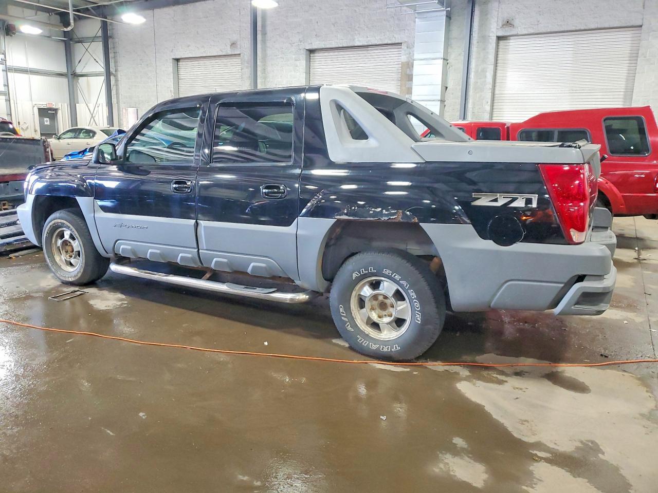 2002 Chevrolet Avalanche K1500 - Image 2