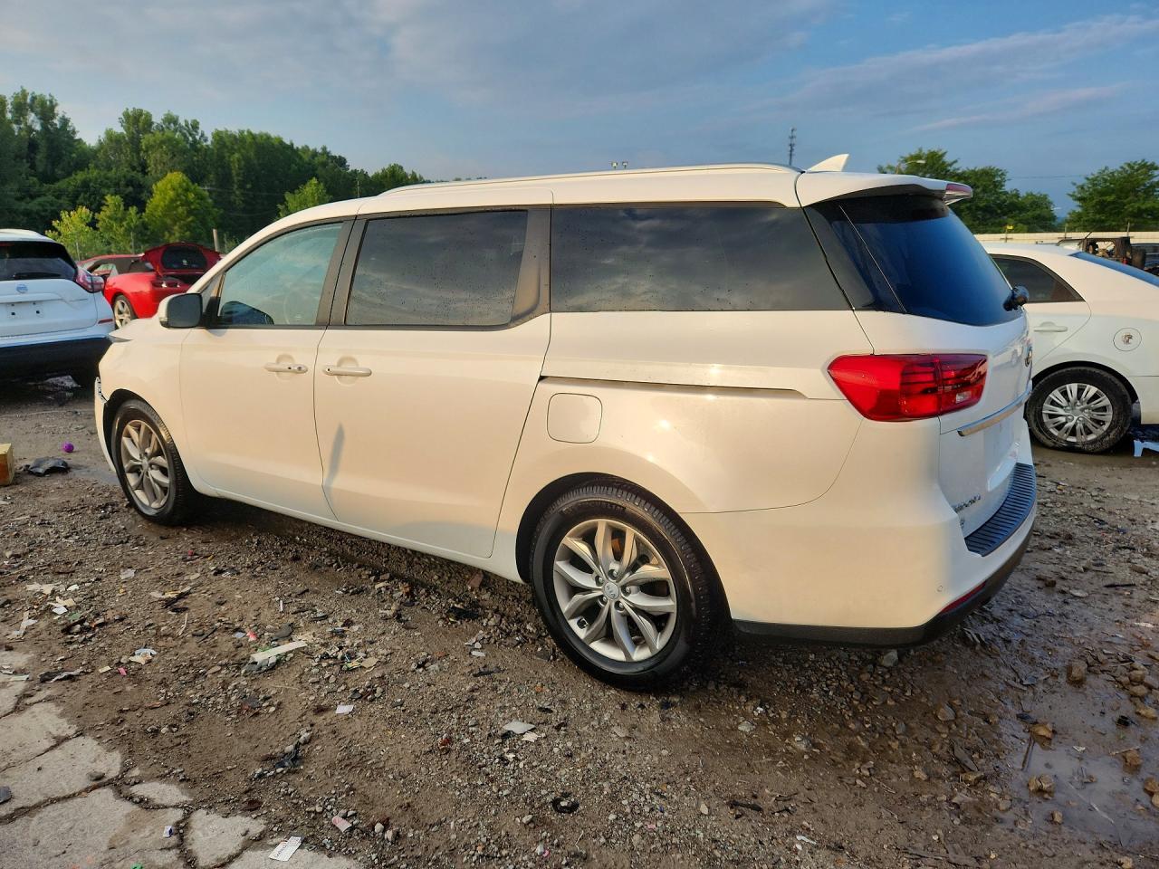 2019 Kia Sedona Ex - Image 2
