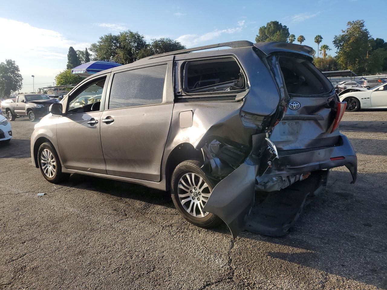2018 Toyota Sienna Xle Premium 8-Passenger - Image 2