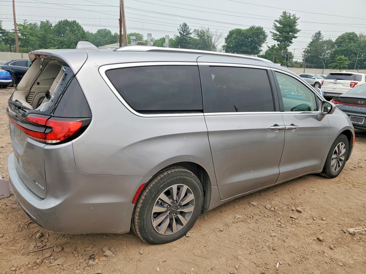 2021 Chrysler Pacifica Hybrid Touring L - Image 3