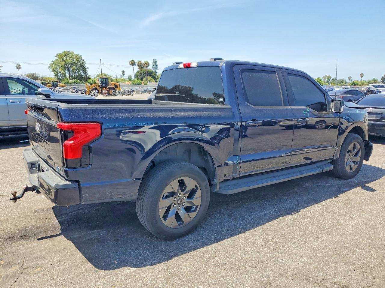2024 Ford F150 Lightning Xlt - Фото 3