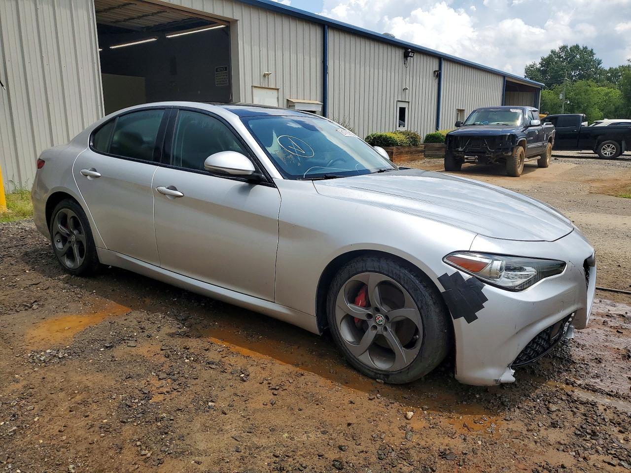 2017 Alfa Romeo Giulia - Image 4