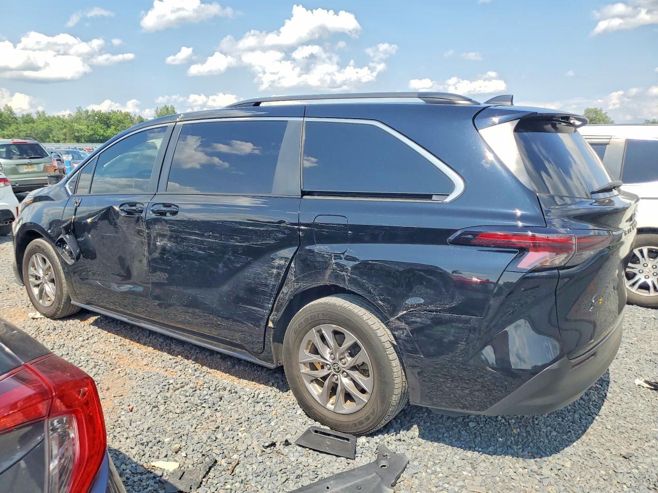2023 Toyota Sienna Le - Image 2