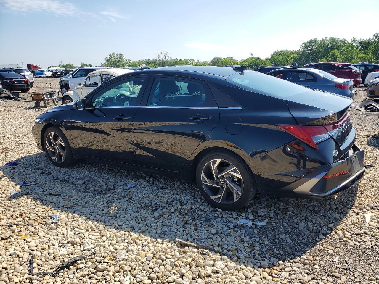 2025 Hyundai Elantra Sel - Image 2
