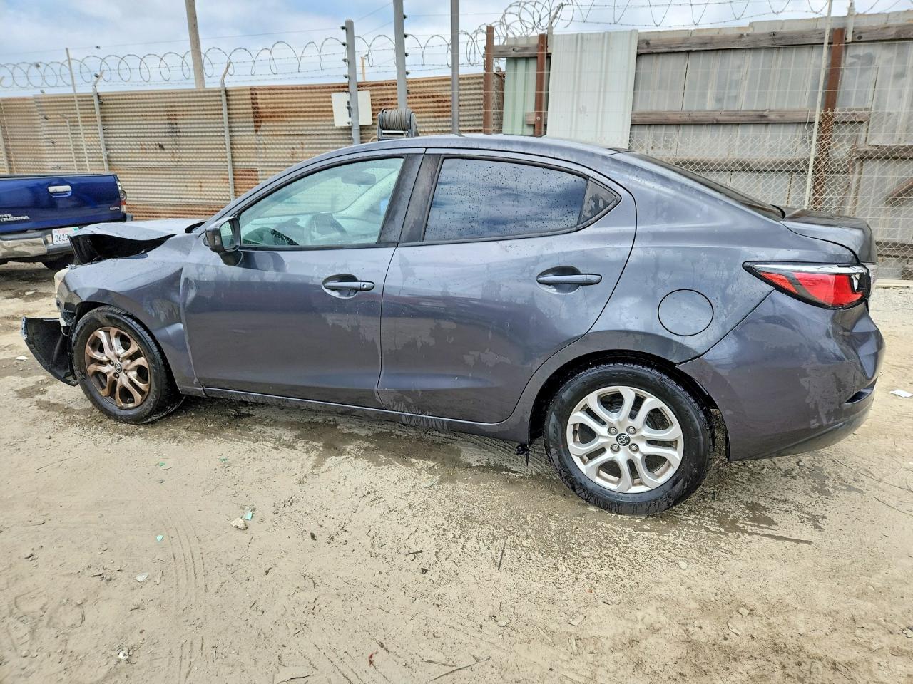 2017 Toyota Yaris Ia Base - Фото 2