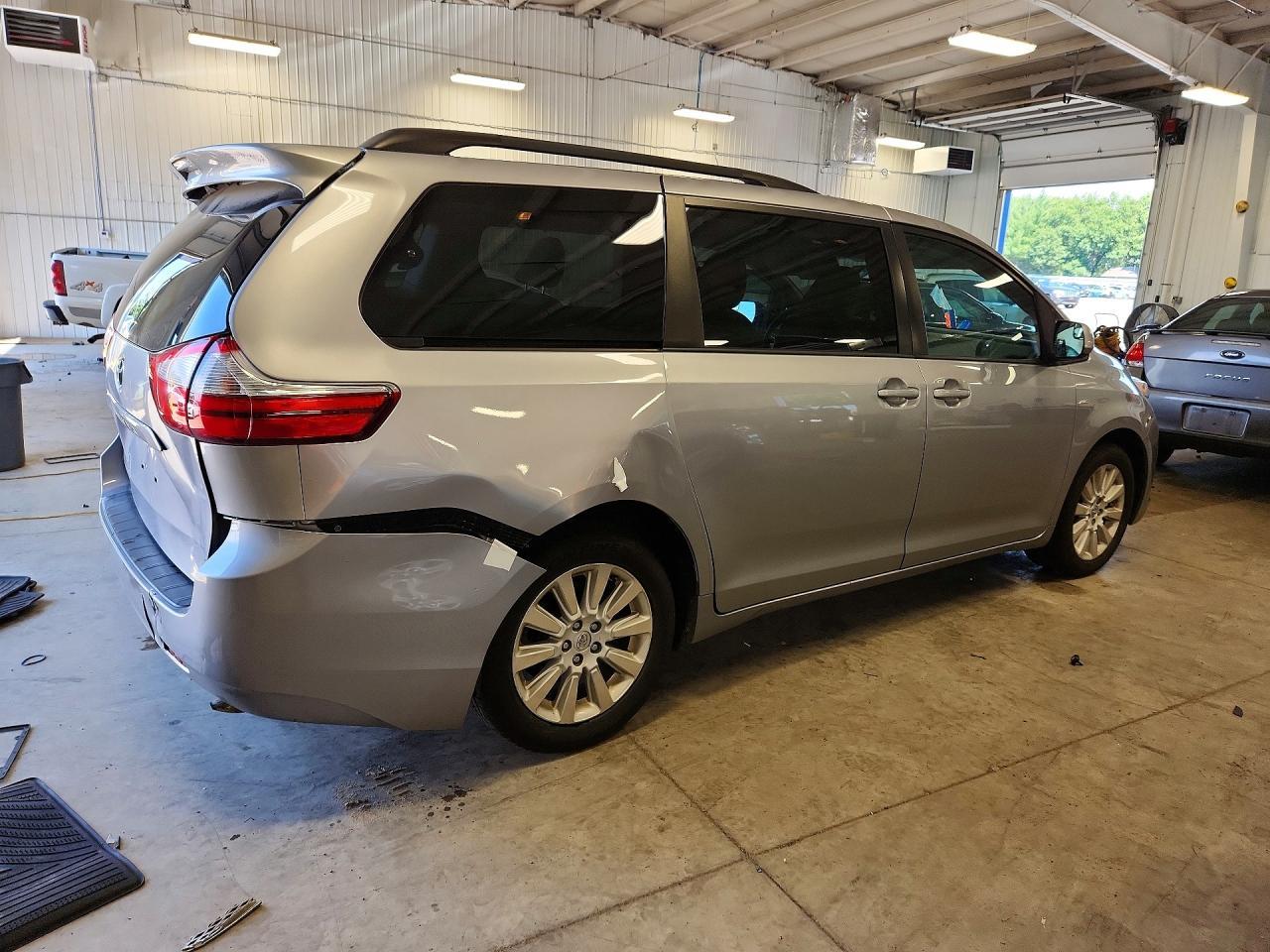 2017 Toyota Sienna Le - Image 3