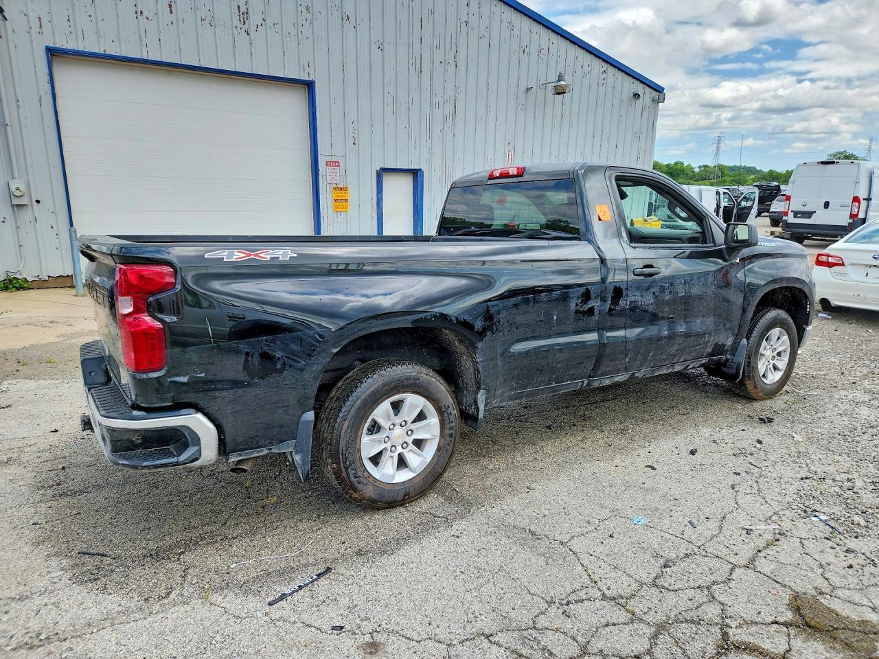2025 Chevrolet Silverado K1500 - Фото 3