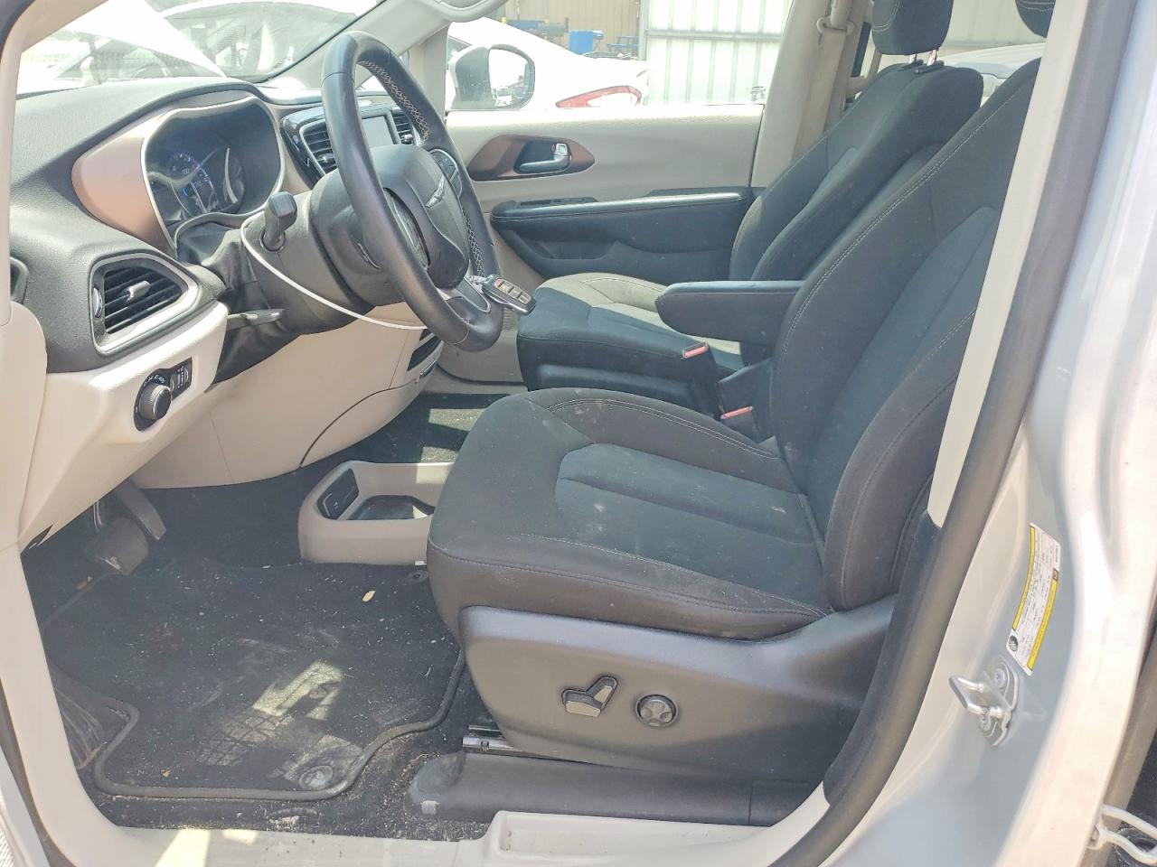 2022 Chrysler Voyager Lx - Image 7
