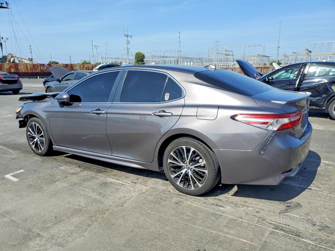 2020 Toyota Camry Se - Фото 2
