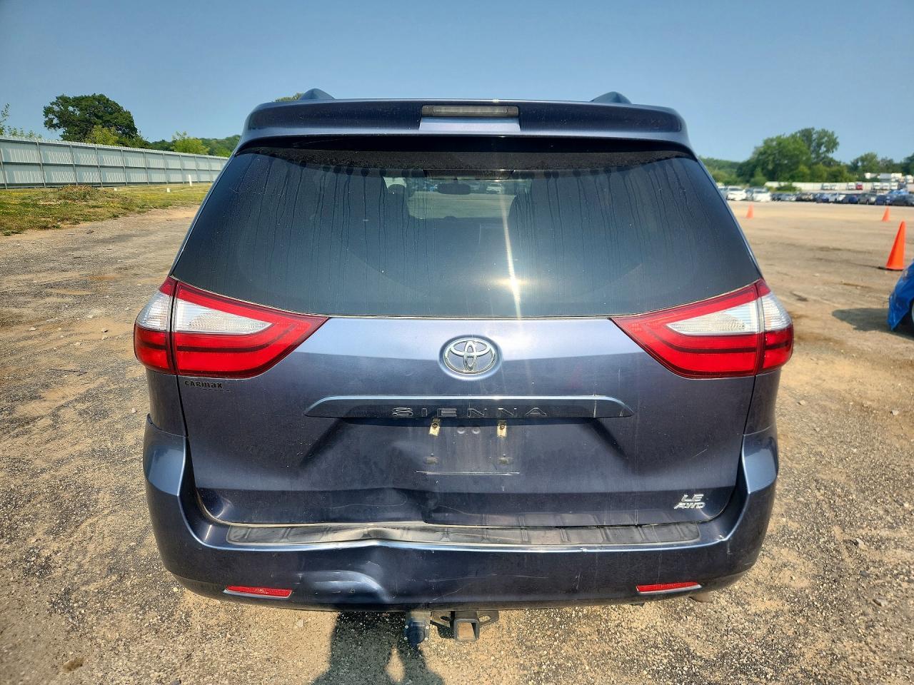 2015 Toyota Sienna Le - Image 6