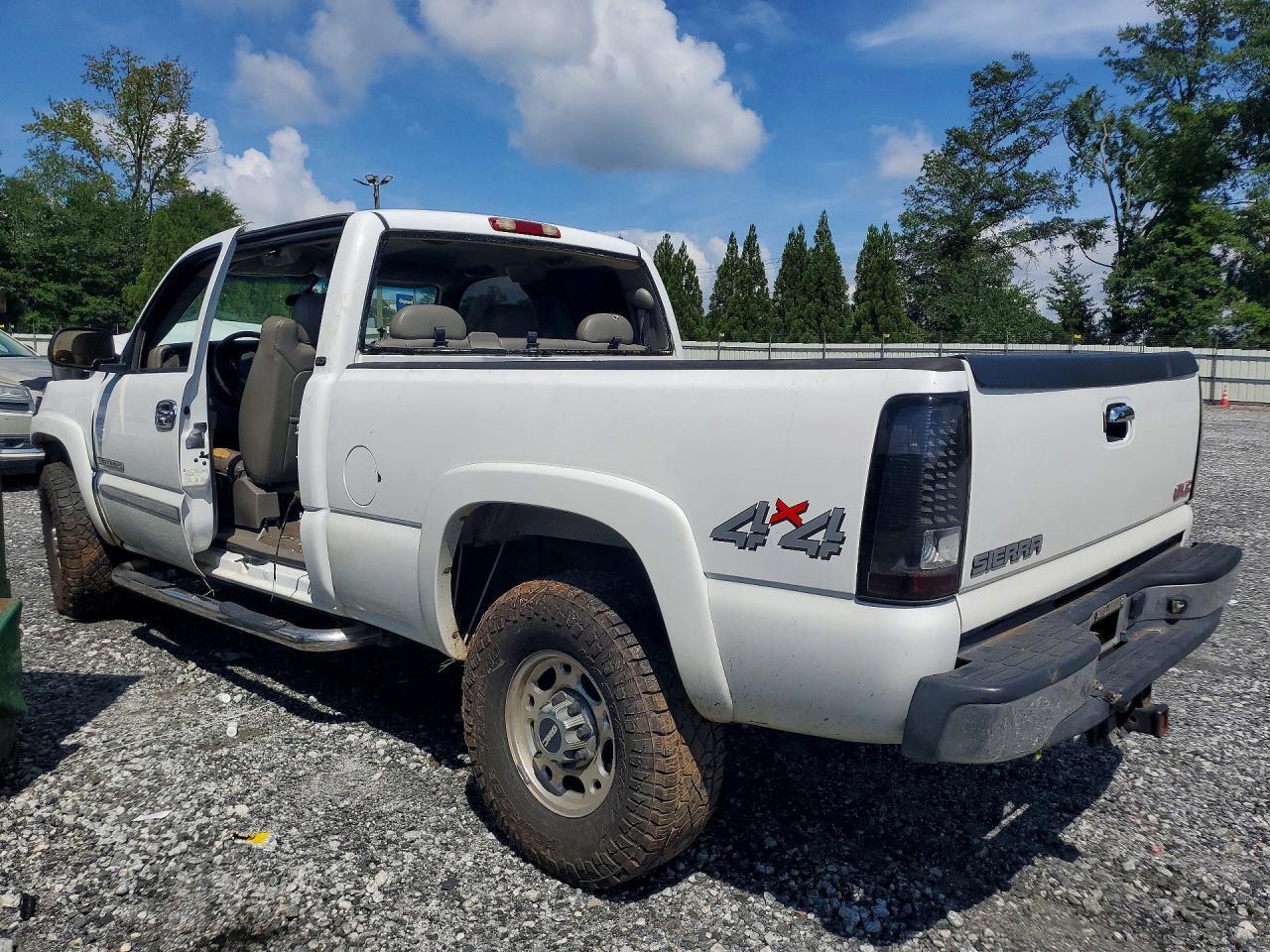 2006 GMC Sierra K2500 Heavy Duty - Image 2