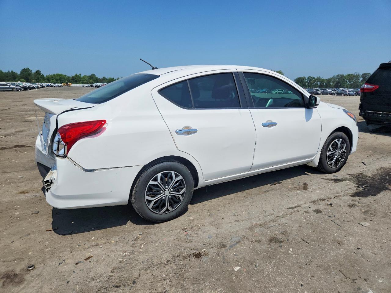 2019 Nissan Versa Sv - Image 3