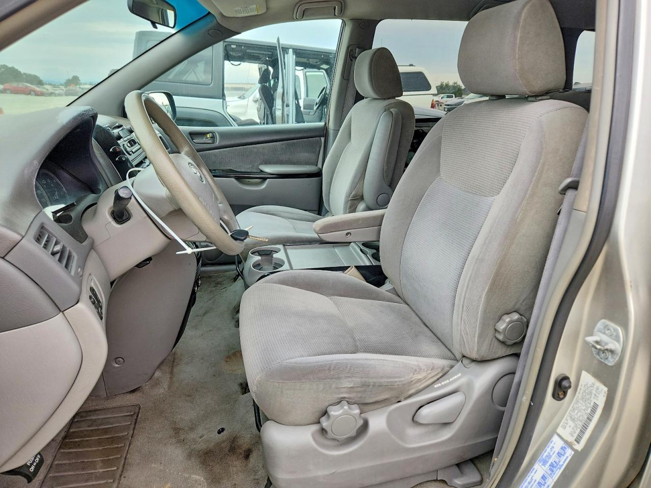 2004 Toyota Sienna Le 7 Passenger - Image 7