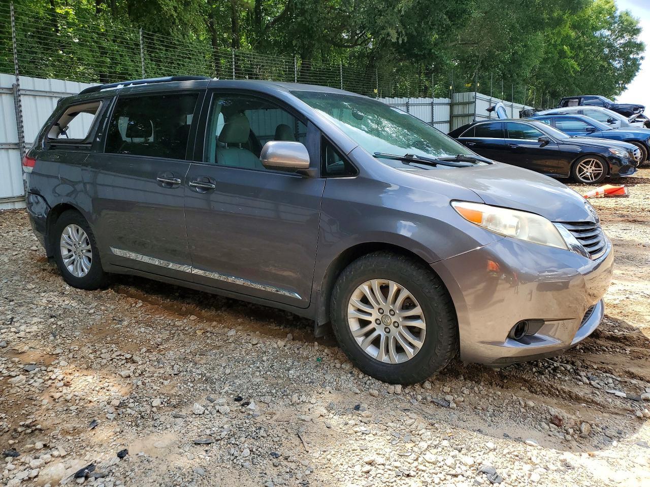 2011 Toyota Sienna Xle 8-Passenger - Фото 4