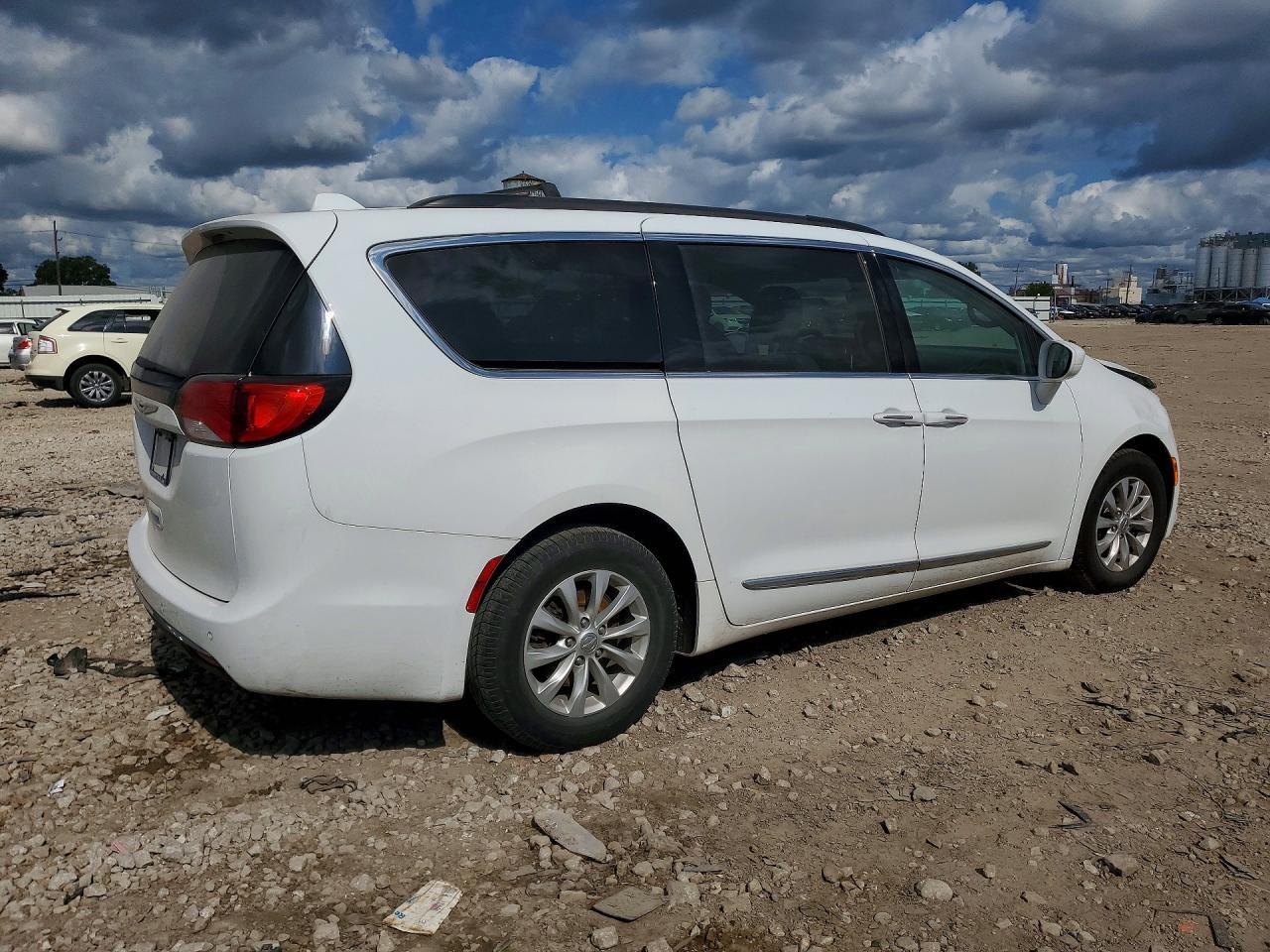 2017 Chrysler Pacifica Touring L - Image 3