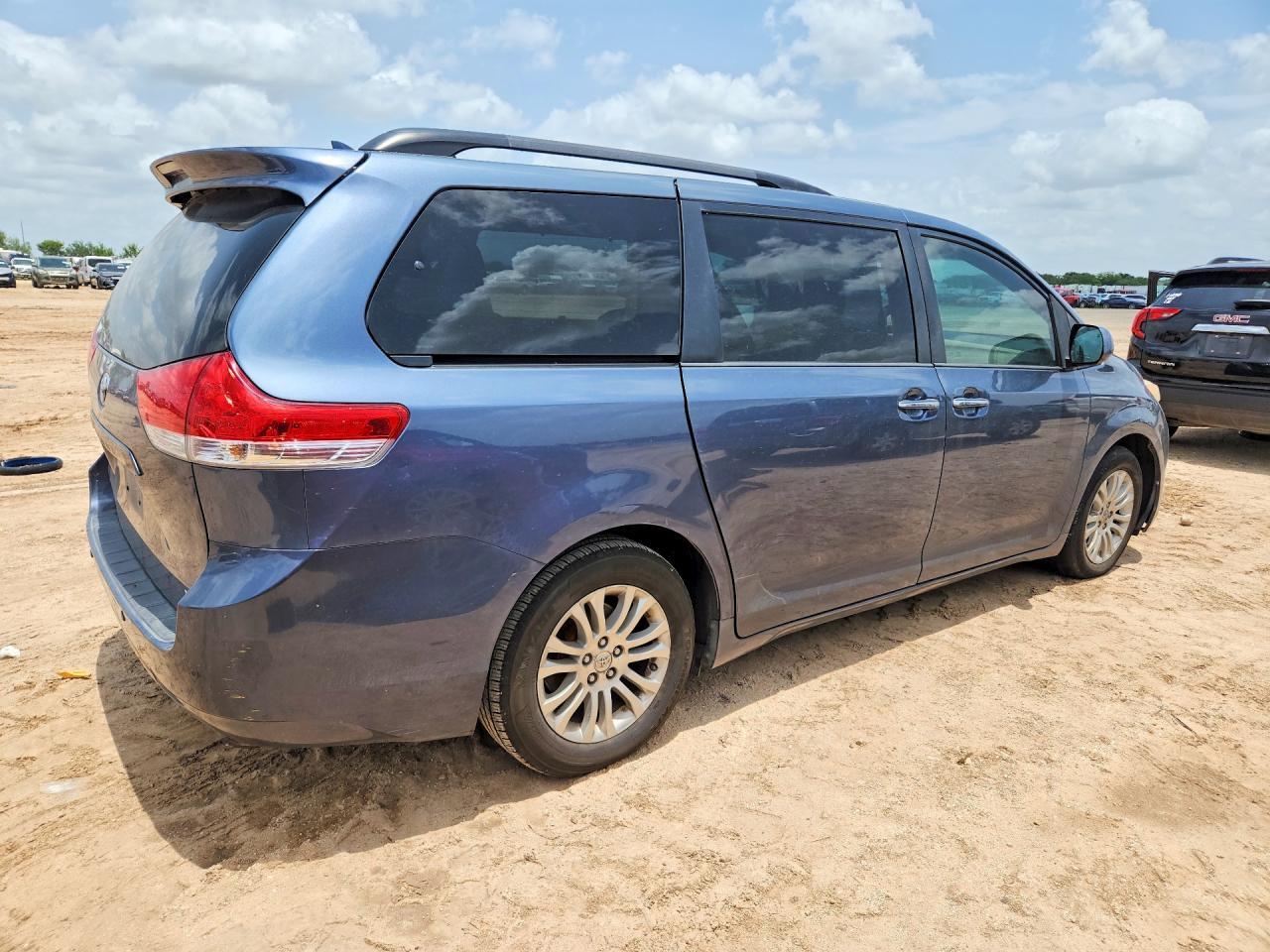2014 Toyota Sienna Xle 8-Passenger - Фото 3