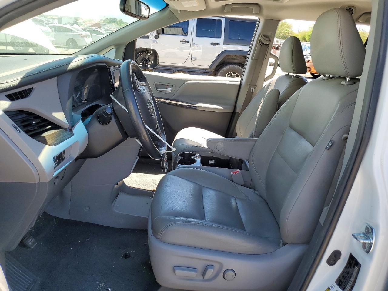 2017 Toyota Sienna Xle 8-Passenger - Фото 7