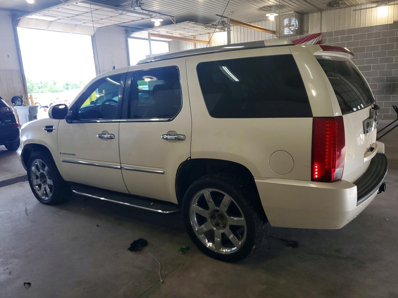 2007 Cadillac Escalade Luxury - Image 2