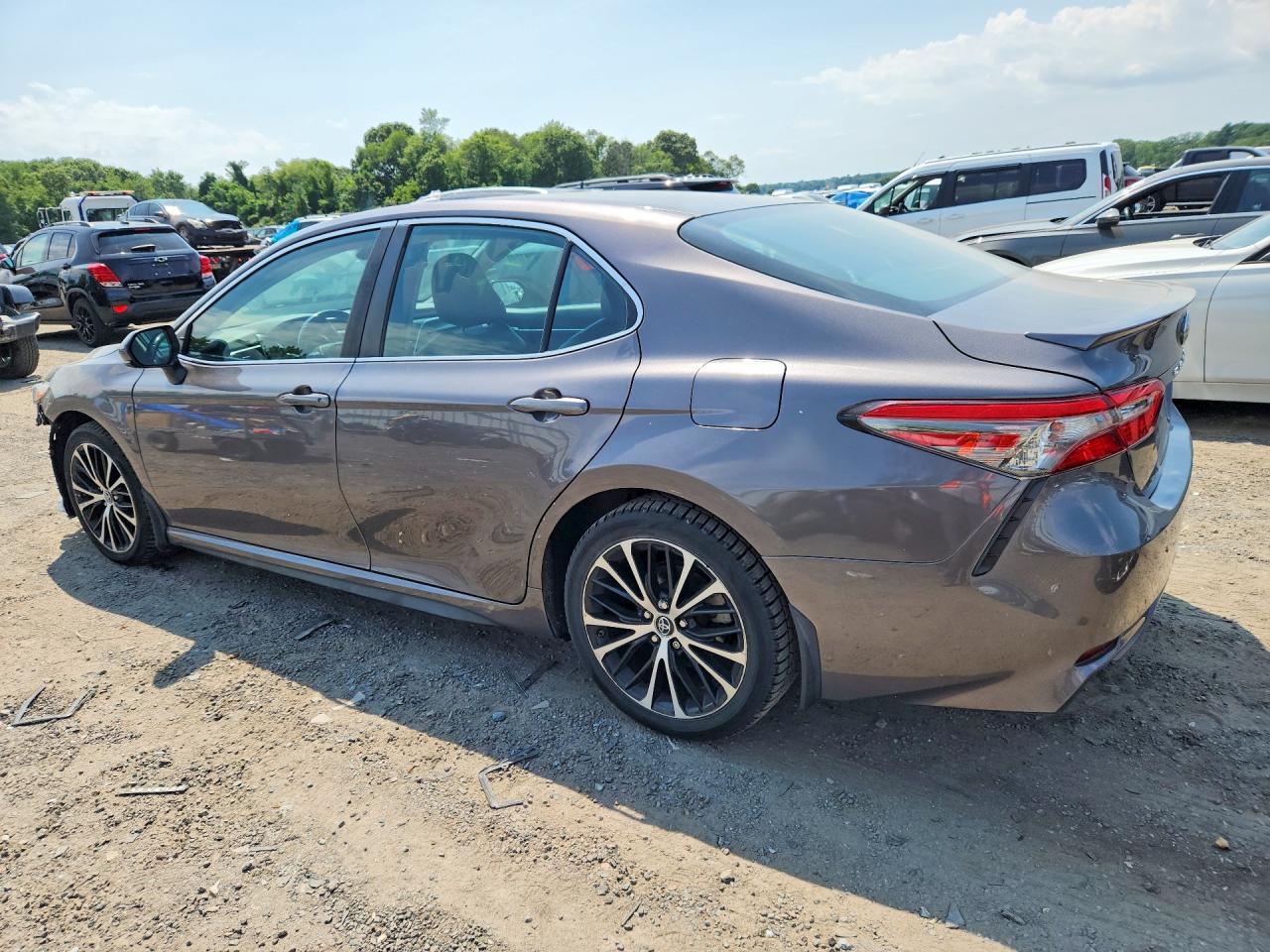 2018 Toyota Camry Se - Фото 2