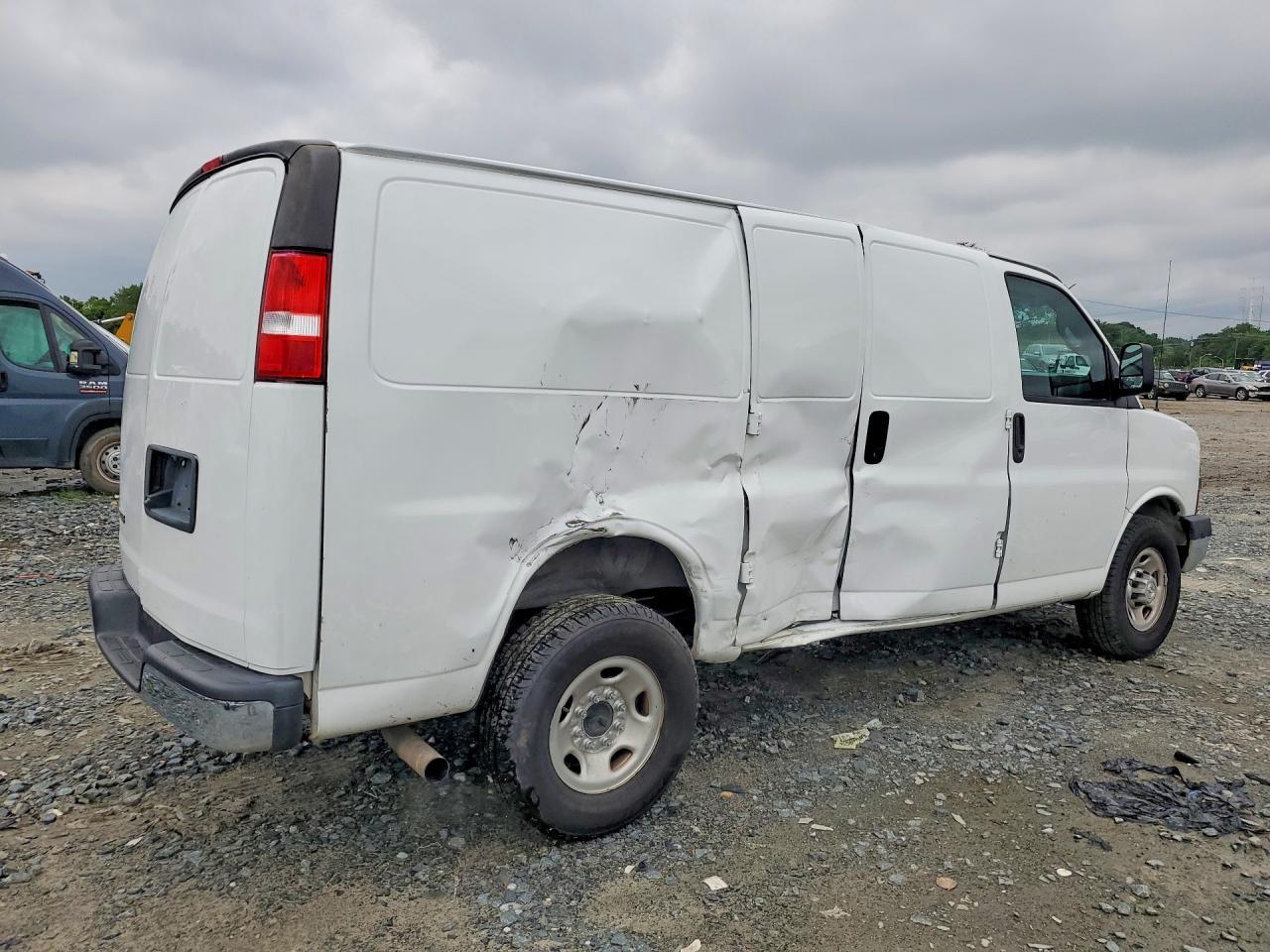 2023 Chevrolet Express G2500 - Фото 3