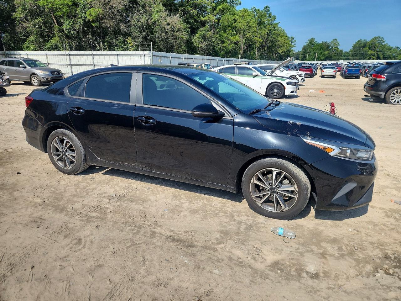 2022 Kia Forte Lxs - Image 4