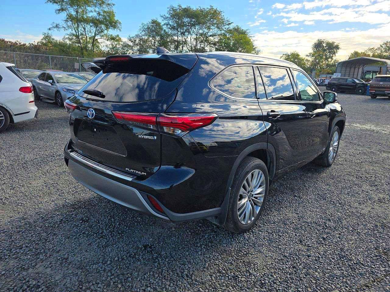 2023 Toyota Highlander Hybrid Platinum - Image 4