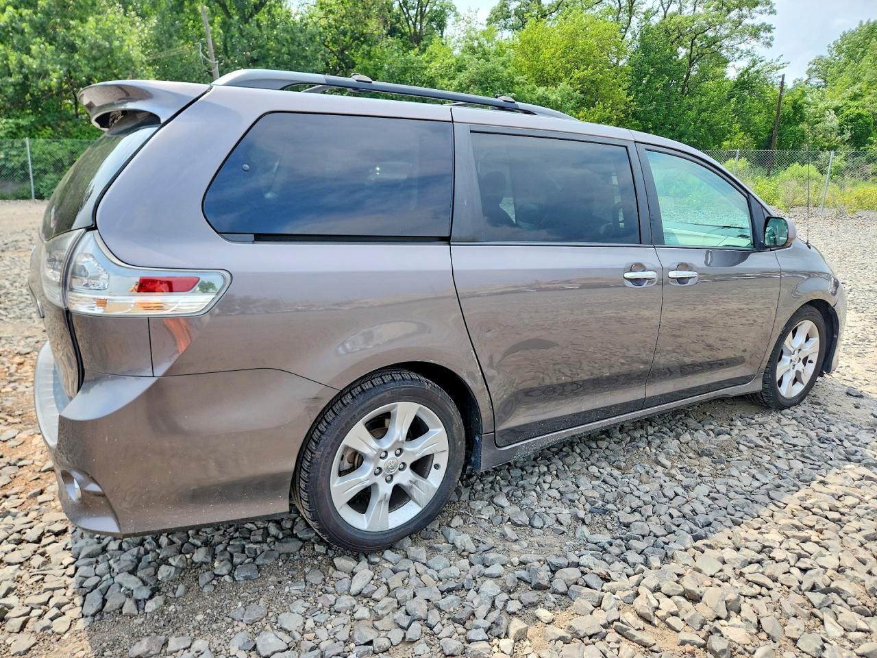 2013 Toyota Sienna Sport - Image 3