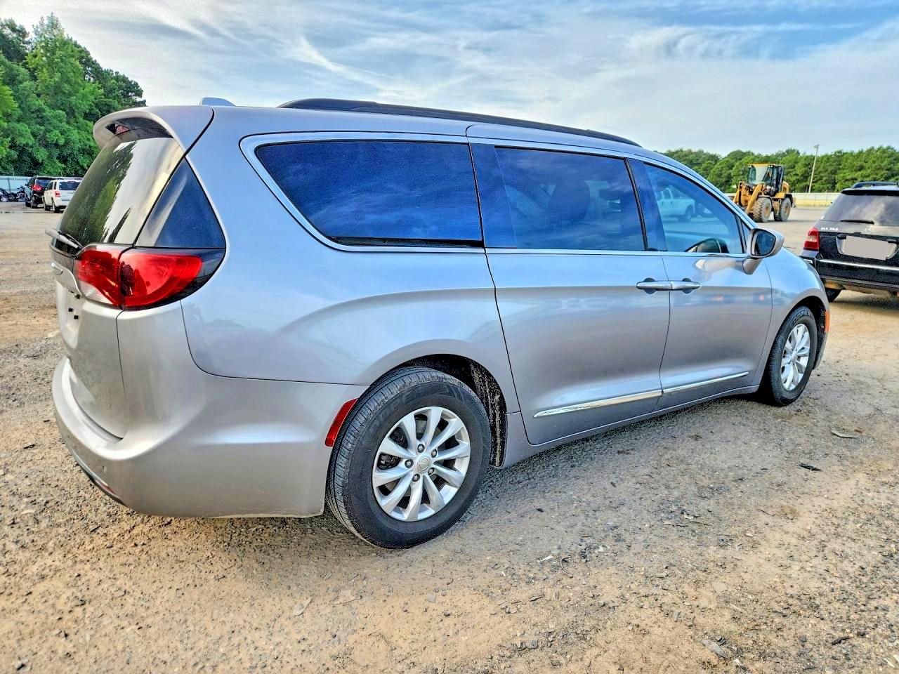 2017 Chrysler Pacifica Touring L - Image 3
