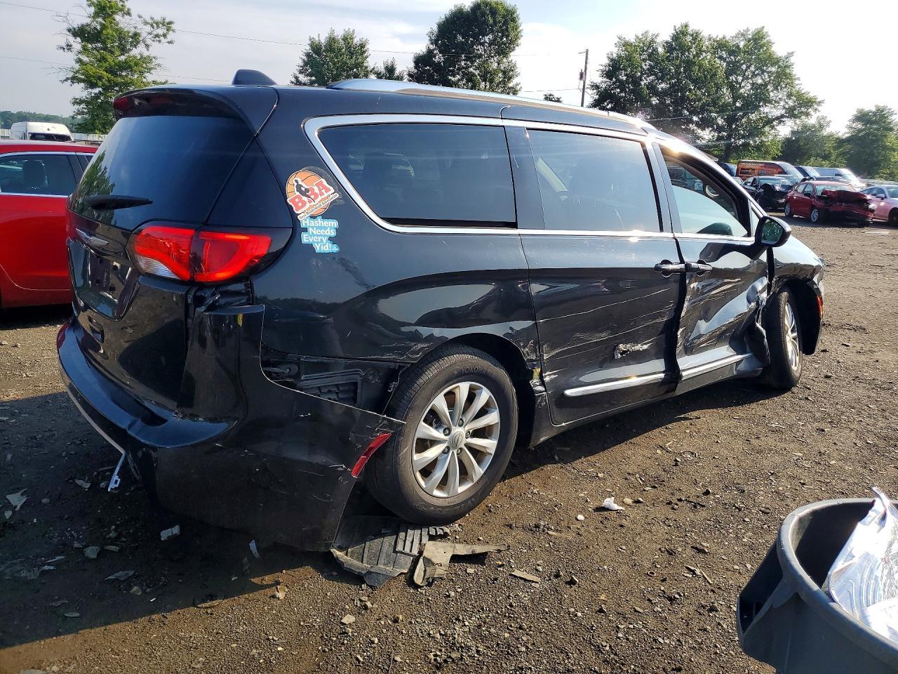 2019 Chrysler Pacifica Touring L - Image 3