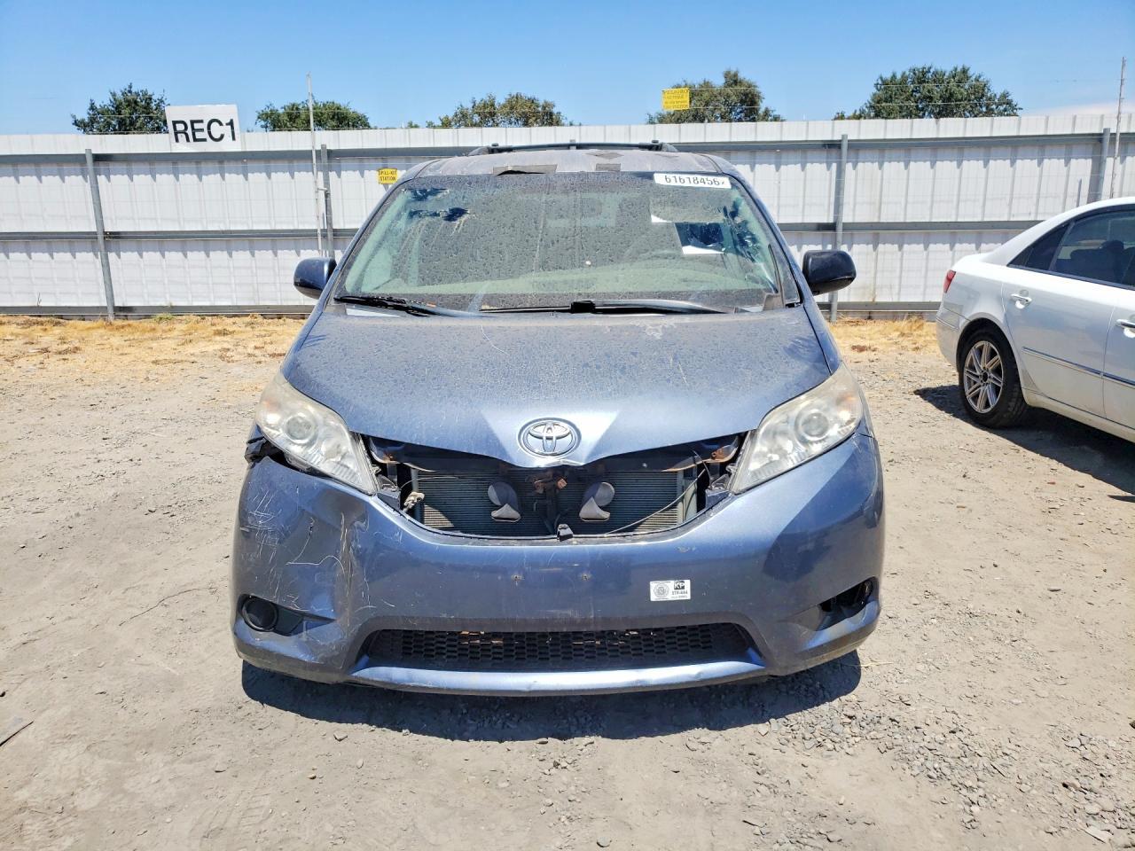 2015 Toyota Sienna Le - Image 5