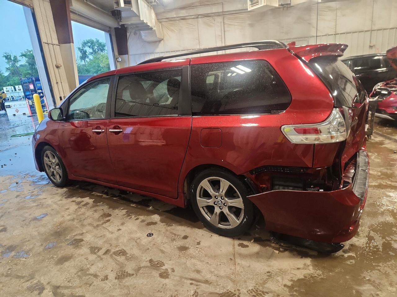 2018 Toyota Sienna Se Premium 8-Passenger - Image 2