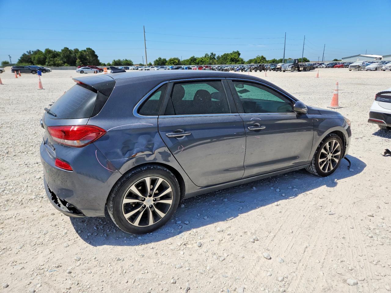 2018 Hyundai Elantra Gt Base - Image 3